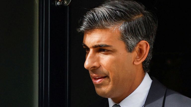 Former British Prime Minister of the Conservative Party and Conservative Party leadership candidate Rishi Sunak leaves his home in London, Britain September 5, 2022. REUTERS / John Sibley