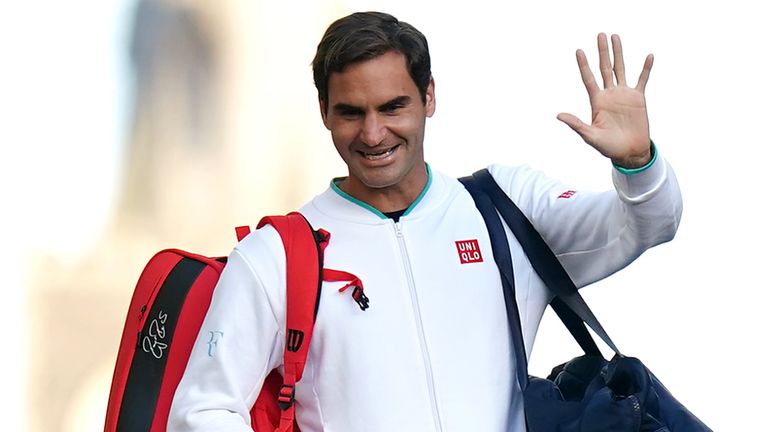 Photo du dossier datée du 07-07-2021 de Roger Federer fait la vague aux spectateurs alors qu'il marche sur le pont le neuvième jour de Wimbledon au All England Lawn tennis and Croquet Club, Wimbledon.  Roger Federer a annoncé qu'il prendrait sa retraite du tennis professionnel après la Laver Cup.  Date d'émission : jeudi 15 septembre 2022.