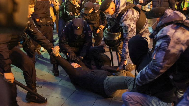 Rus polis memurları, 21 Eylül 2022'de Rusya'nın Moskova kentinde, muhalefet aktivistlerinin Başkan Vladimir Putin tarafından emredilen yedek askerlerin seferber edilmesine karşı sokak protestoları çağrısında bulunmalarının ardından, izinsiz bir miting sırasında bir adamı gözaltına aldı. REUTERS/REUTERS FOTOĞRAFÇIĞI