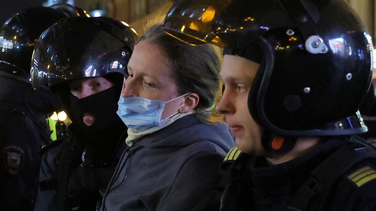 Russian police officers detain a man during an unsanctioned rally, after opposition activists called for street protests against the mobilisation of reservists ordered by President Vladimir Putin, in Moscow, Russia September 21, 2022. REUTERS/REUTERS PHOTOGRAPHER