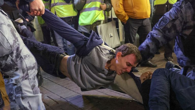 Russian police officers detain a man during an unsanctioned rally, after opposition activists called for street protests against the mobilisation of reservists ordered by President Vladimir Putin, in Moscow, Russia September 21, 2022. REUTERS/REUTERS PHOTOGRAPHER