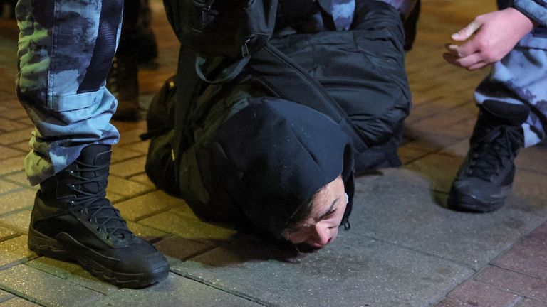 Russian police officers detain a man during an unsanctioned rally, after opposition activists called for street protests against the mobilisation of reservists ordered by President Vladimir Putin, in Moscow, Russia September 21, 2022. REUTERS/REUTERS PHOTOGRAPHER