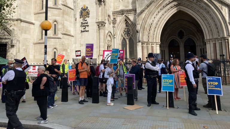 Demonstrators outside the Royal Courts of Justice, central London, protesting against the Government&#39;s plan to send some asylum seekers to Rwanda, while a High Court hearing over the policy is ongoing. Picture date: Monday September 5, 2022.
