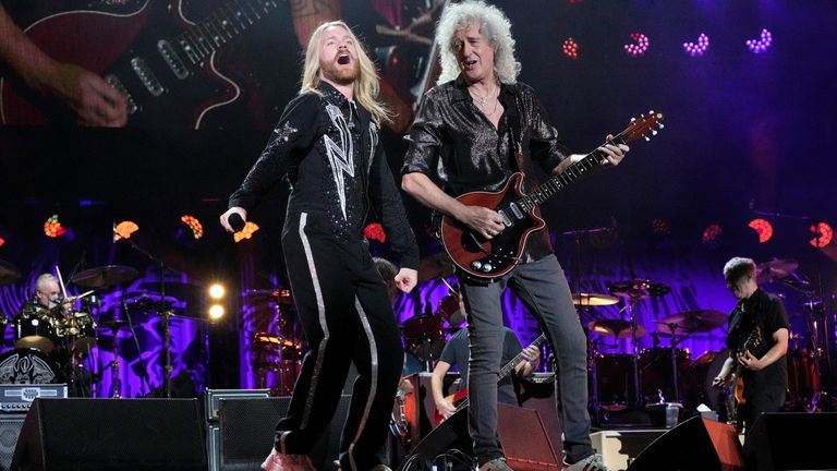 Sam Ryder and Brian May (R-L) performing together