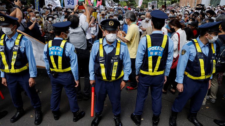 Ofițerii de poliție stau de pază în timpul unui protest