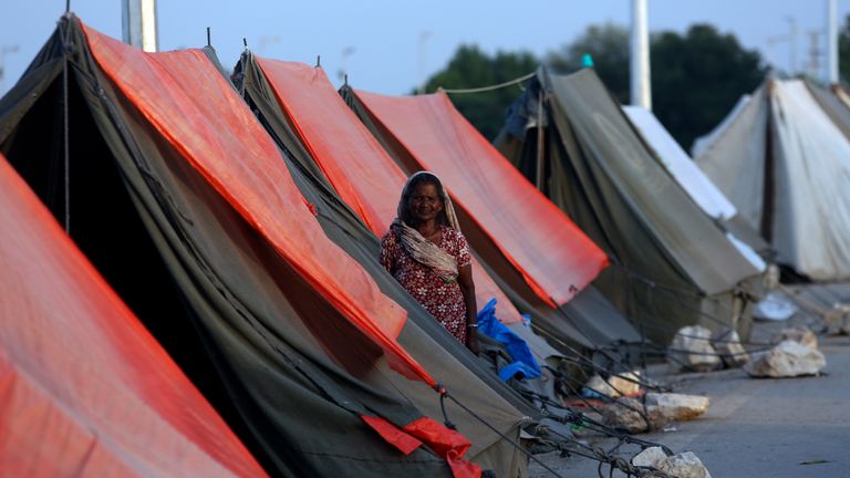 Seorang wanita yang terkena dampak melihat ke arah fotografer saat dia berlindung setelah rumahnya dilanda banjir distrik Shikarpur di Provinsi Sindh, Pakistan.  foto: AP