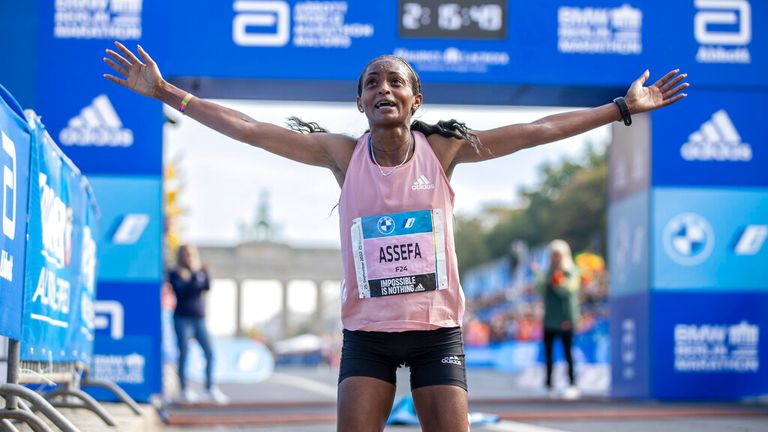 Assefa obliterou seu recorde pessoal ao correr o terceiro tempo mais rápido de todos os tempos.  Foto: AP