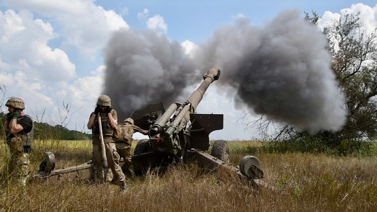 Ukrainians firing artillery in southern Ukraine 
