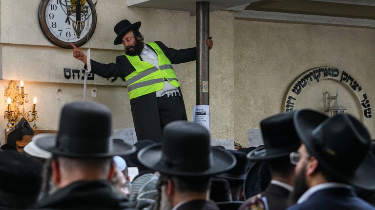 Les pèlerins juifs ultra-orthodoxes prient sur la tombe du rabbin Nachman de Breslov lors de la célébration de la fête de Rosh Hashanah, le nouvel an juif, au milieu de l'attaque de la Russie contre l'Ukraine, à Uman, Ukraine le 25 septembre 2022. REUTERS/Vladyslav Musiienko 