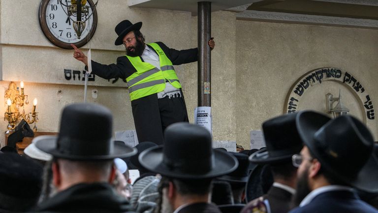 Ultra-Orthodox Jewish pilgrims pray at the tomb of Rabbi Nachman of Breslov during the celebration of Rosh Hashanah holiday, the Jewish New Year, amid Russia&#39;s attack on Ukraine, in Uman, Ukraine September 25, 2022. REUTERS/Vladyslav Musiienko
