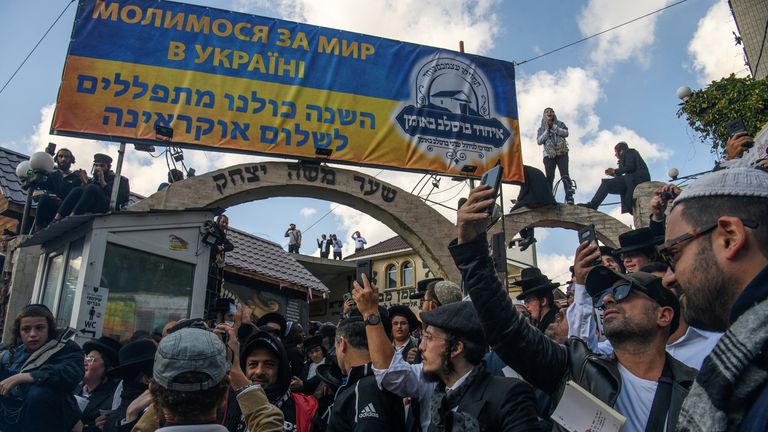 Ultra-Orthodox Jewish pilgrims pray at Rabbi Nachman's grave in Breslov during the celebration of Rosh Hashanah, the Jewish New Year, amid Russia's attack on Ukraine, September 25, 2022, in Uman, Ukraine.  It reads: "We pray for peace in Ukraine." REUTERS/Vladyslav Musienko