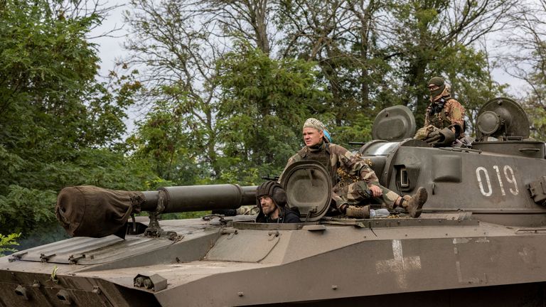 Des militaires ukrainiens conduisent un char le long d'une route principale, alors que l'attaque de la Russie contre l'Ukraine se poursuit, dans la ville d'Izium, récemment libérée par les forces armées ukrainiennes, dans la région de Kharkiv, Ukraine le 20 septembre 2022. REUTERS/Umit Bektas