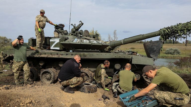 Des militaires ukrainiens réparent un char russe capturé lors d'une opération de contre-offensive, au milieu de l'attaque de la Russie contre l'Ukraine, près de la frontière russe dans la région de Kharkiv, Ukraine le 20 septembre 2022. REUTERS/Sofiia Gatilova