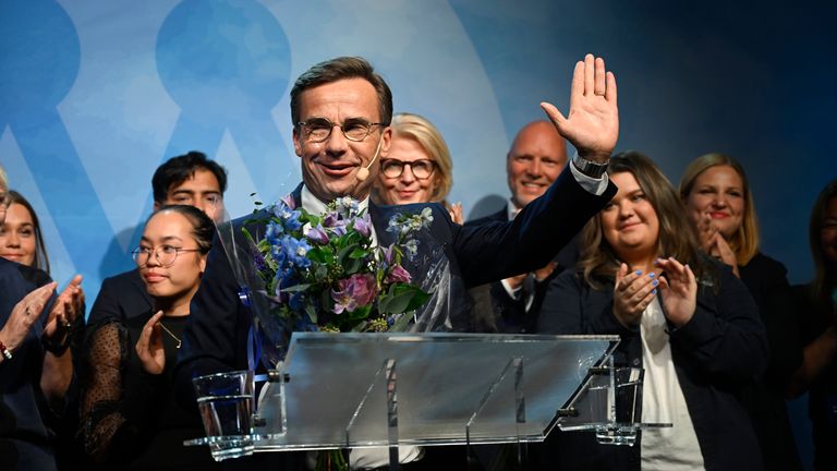 Ilımlı parti lideri Ulf Kristersson, 11 Eylül 2022 Pazar gecesi geç saatlerde Clarion Sign Hotel'deki Ilımlı parti seçim nöbetinde bir konuşma yapıyor. Bir çıkış anketi, İsveç'in iktidardaki solcu Sosyal Demokratlarının en çok oyu aldığını gösteriyor Pazar günü yapılan genel seçimde sağcı popülist bir parti şimdiye kadarki en iyi performansını sergiledi.  (AP aracılığıyla Fredrik Sandberg/TT Haber Ajansı)