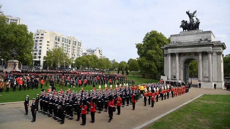 The coffin of Britain&#39;s Queen Elizabeth is carried through Wellington Arch in the procession on the day of Her state funeral and burial, in London, Britain, September , 2022 REUTERS/Toby Melville
