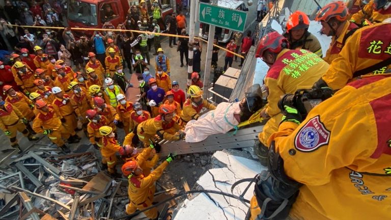 Les pompiers sauvent une personne sur le site où un bâtiment s'est effondré dans le canton de Yuli 