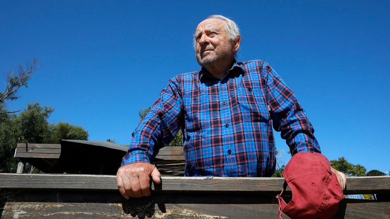 Entrevista a Yvon Chouinard (nacido el 9 de noviembre de 1938) es un escalador estadounidense, ecologista, y un empresario multimillonario de la industria al aire libre. Fundador de la Compania Patagonia..Chouinard es tambien un surfista, kayakista y cetrero, y es especialmente aficionado a la pesca con mosca al estilo tenkara.
