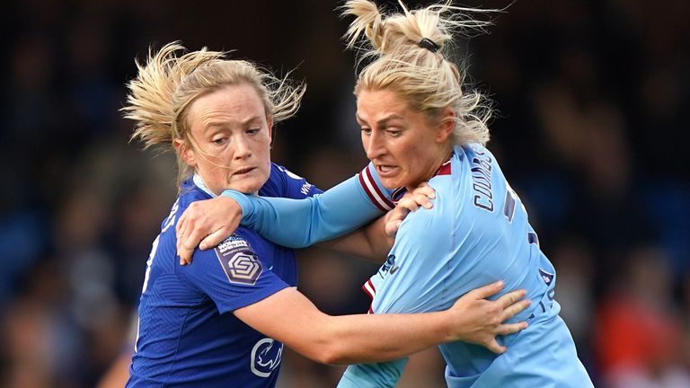 Erin Cuthbert tangles with Laura Coombs