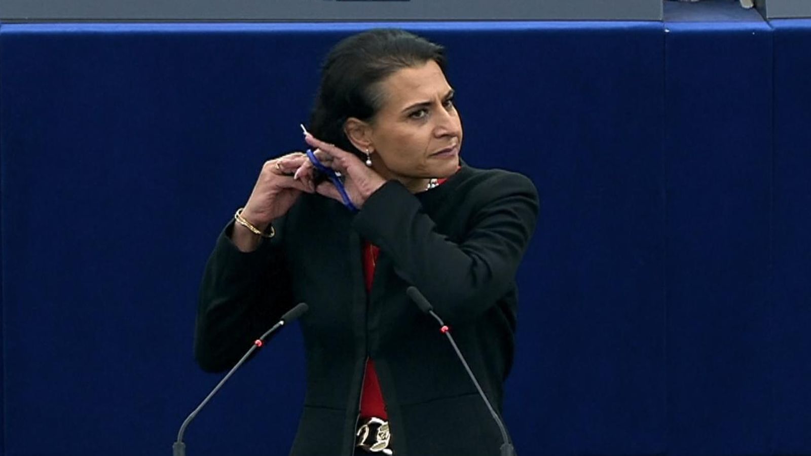 Swedish Mep Cuts Hair During Eu Parliament Speech In Solidarity With Swedish Mep Cuts Hair During Eu Parliament Speech In Solidarity With