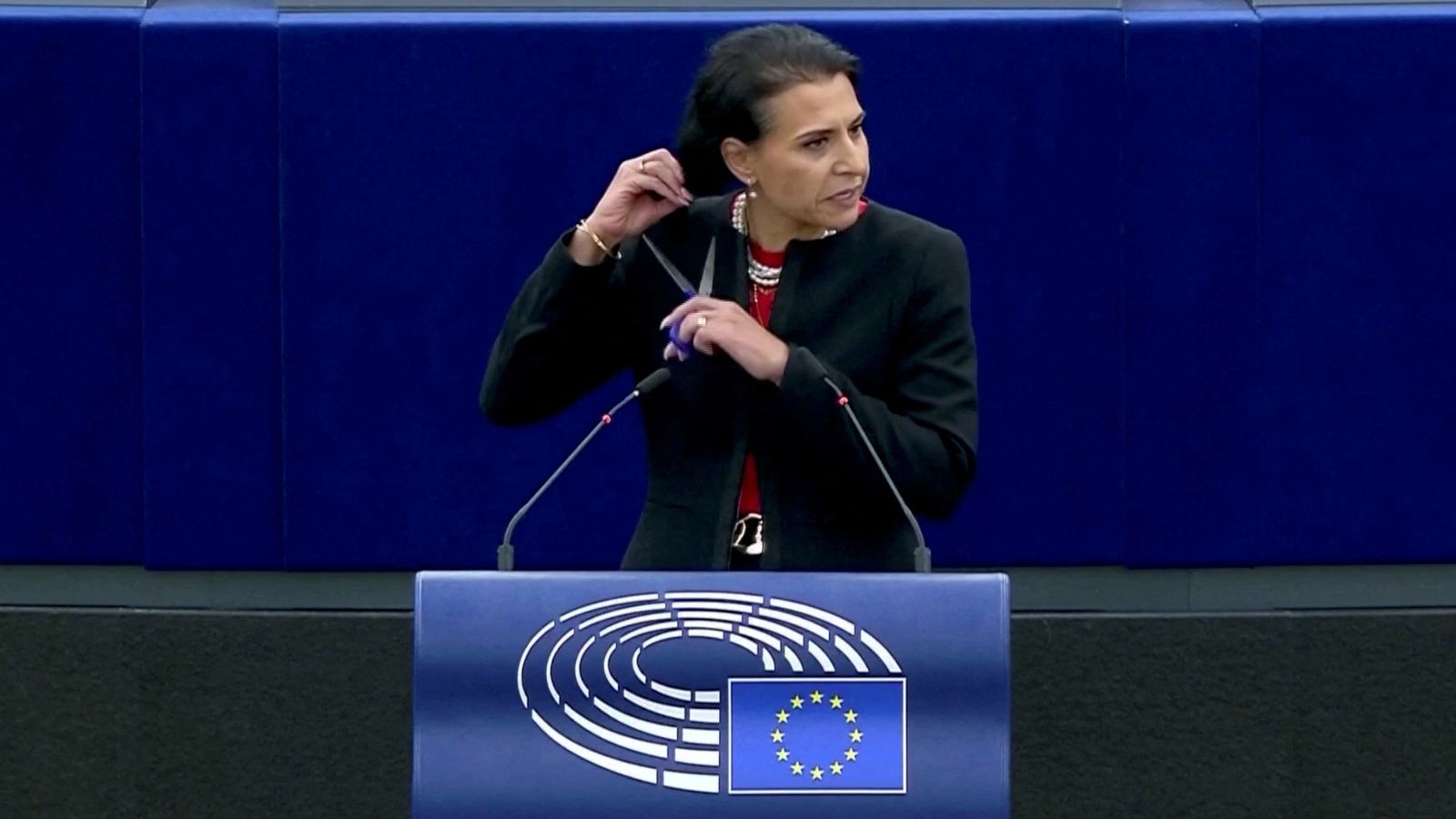 Szwedzka eurodeputowana obcięła włosy podczas przemówienia w Parlamencie Europejskim w solidarności z irańskimi kobietami po śmierci Mahsy Amini |  wiadomości ze świata