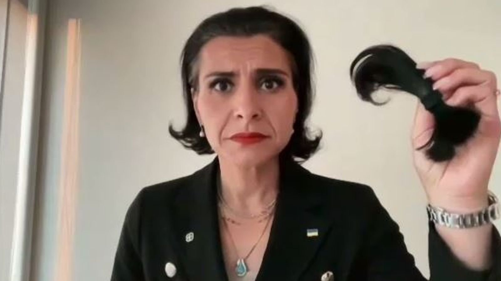 Une eurodéputée suédoise se coupe les cheveux lors d’un discours au Parlement européen en solidarité avec les femmes iraniennes après la mort de Mahsa Amini |  Nouvelles du monde