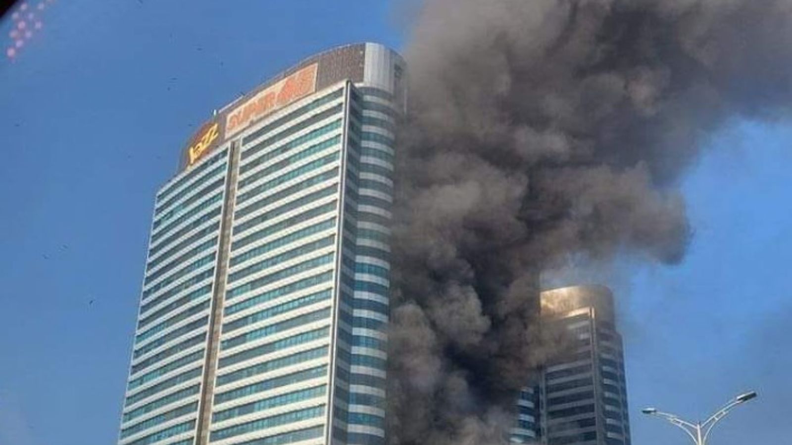 إجلاء المئات بعد اندلاع حريق هائل في مركز تسوق في باكستان |  اخبار العالم
