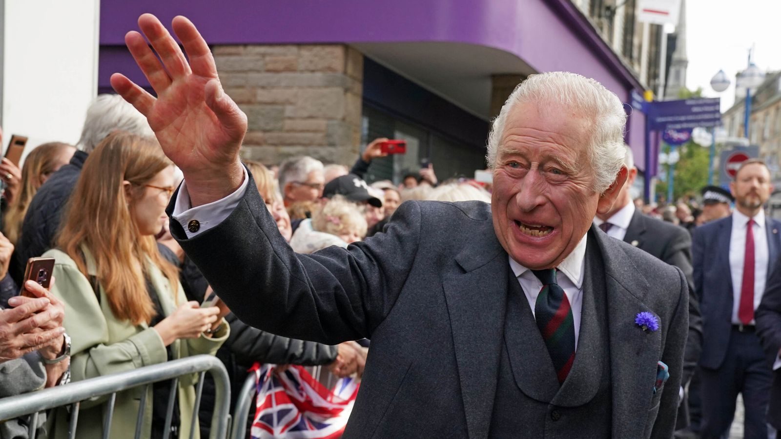 Король Чарльз предложил бесплатную стрижку во время своего первого публичного выступления после похорон королевы |  новости Великобритании