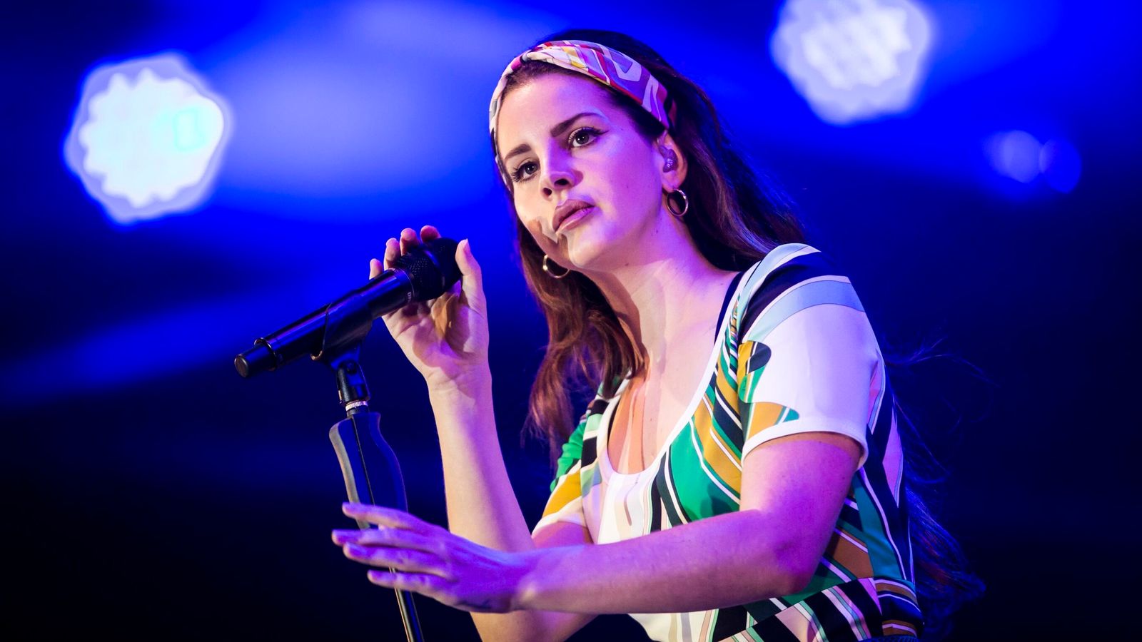 Lana Del Rey says sorry for truncated Glastonbury show - BBC News