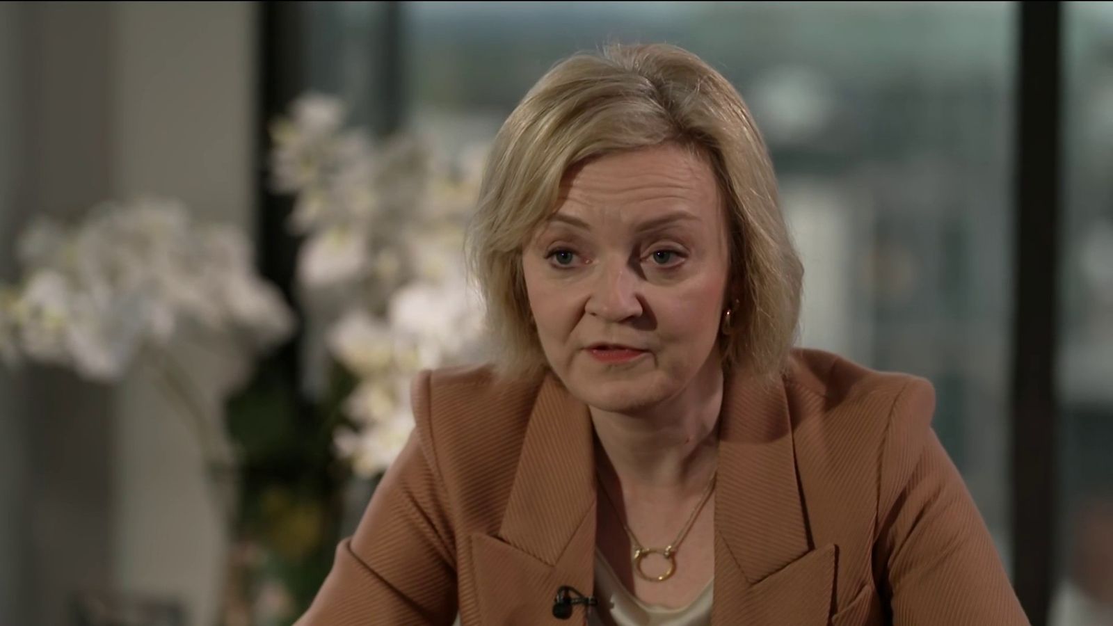 The options to remove Liz Truss as some Tory ministers say PM 'cannot survive'