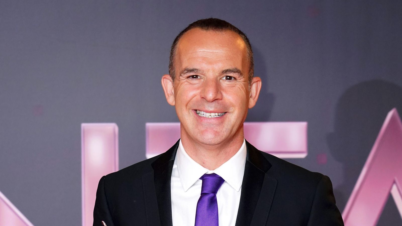 National Television Awards 2022: Martin Lewis calls on 'someone to get a grip on the economy' during speech