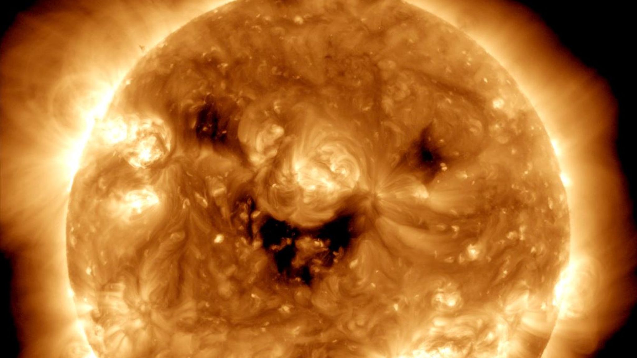 Вспышки на солнце в феврале 2024 года. Солнце улыбается. Фотографии солнца. Корональная дыра на солнце.