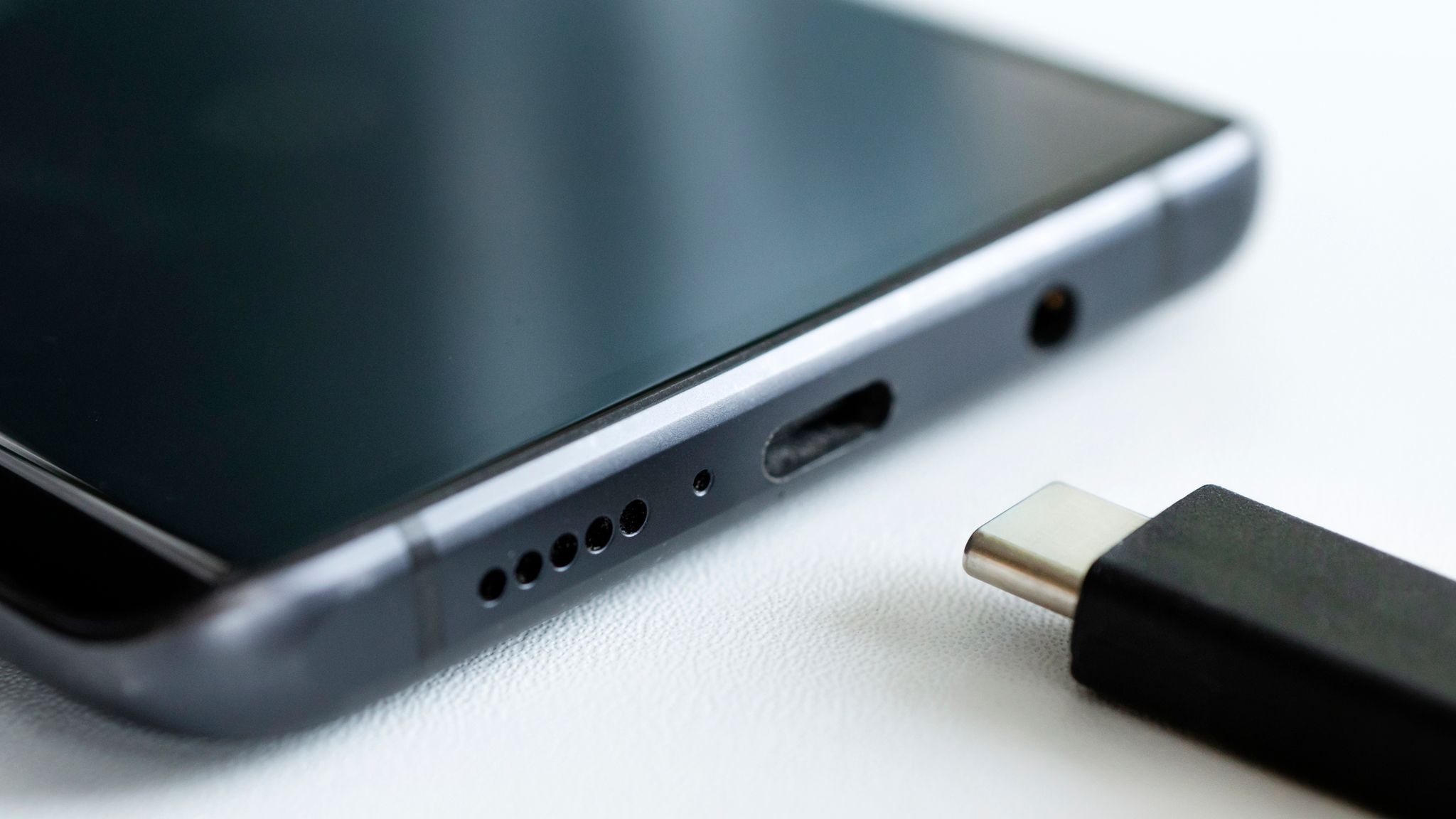 Phone chargers to be standardised across Europe from 2024 - forcing Apple  to change to USB-C | Science & Tech News | Sky News