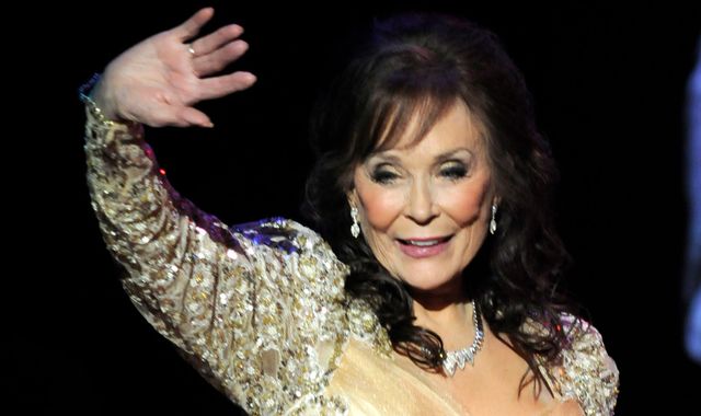 Country music star Loretta Lynn dies aged 90 - Vimarsana News