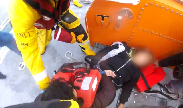 Dramatic footage shows RNLI lifeboat crew pulling family from stricken dinghy in the Channel - Vimarsana News