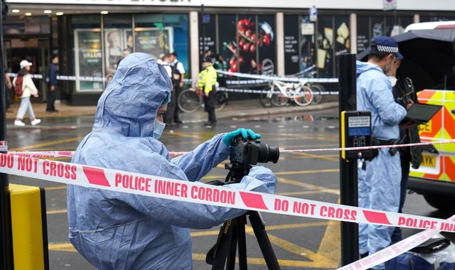 Members of the public chase and detain man after coffee shop stabbing on London’s Edgware Road – MKFM 106.3FM