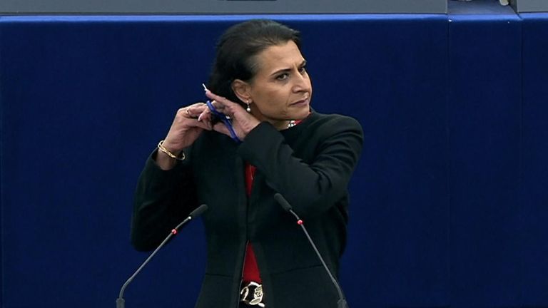 L'eurodéputée suédoise Abir Al-Sahlani se coupe les cheveux au Parlement européen