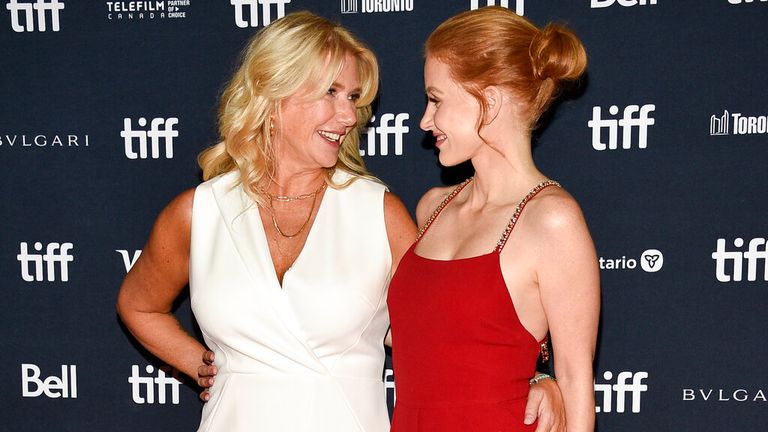 Amy Loughren, a la izquierda, y Jessica Chastain asisten al estreno "buena enfermera" Domingo, 11 de septiembre de 2022, en el Princess of Wales Theatre durante el Festival Internacional de Cine de Toronto en Toronto.  (Foto de Evan Agostini/Invision/AP)