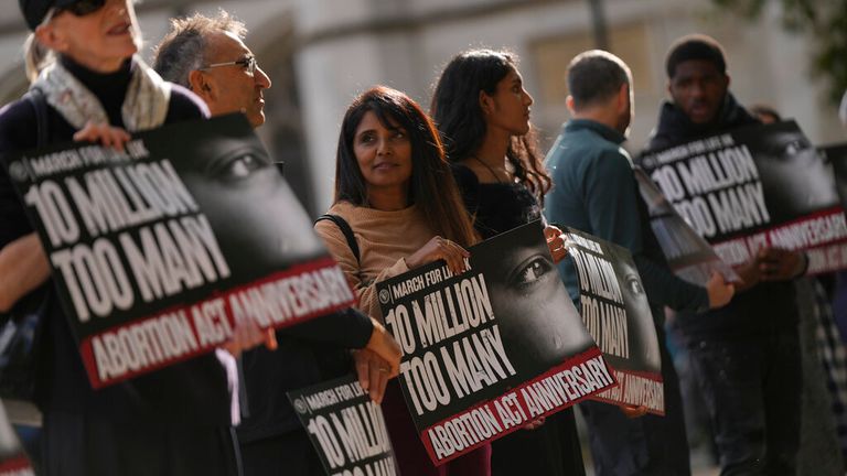 Dimostranti anti-aborto tengono cartelli in una protesta pro-vita in Parliament Square a Londra, giovedì 27 ottobre 2022. La protesta si terrà in occasione del 65° anniversario della legalizzazione dell'aborto in Gran Bretagna, il disegno di legge è stato approvato in entrambe le case il 27 ottobre 1967 e divenne legge nell'aprile 1968. (AP Photo/Alastair Grant)