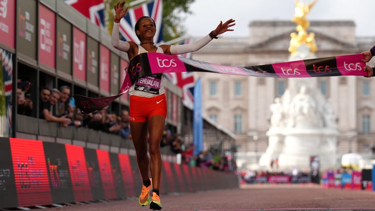 Ethiopia&#39;s Yalemzerf Yehualaw won the women&#39;s elite race