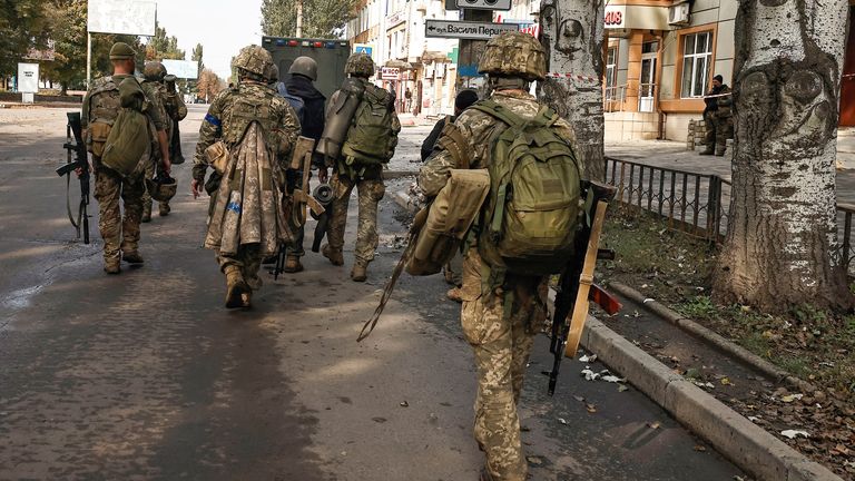 Tentara Ukraina berjalan di Bakhmut, di tengah serangan Rusia di wilayah Donetsk Ukraina