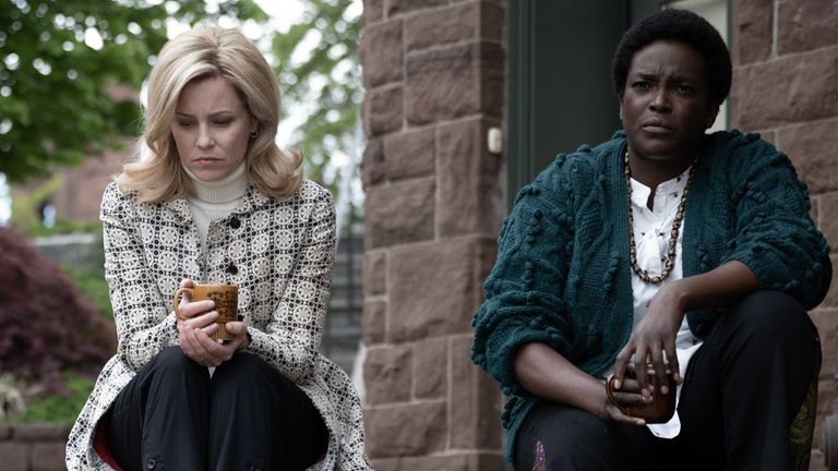 Elizabeth Banks e Wunmi Mosaku recitano in Call Jane.  Pic: Vertigo rilasciando