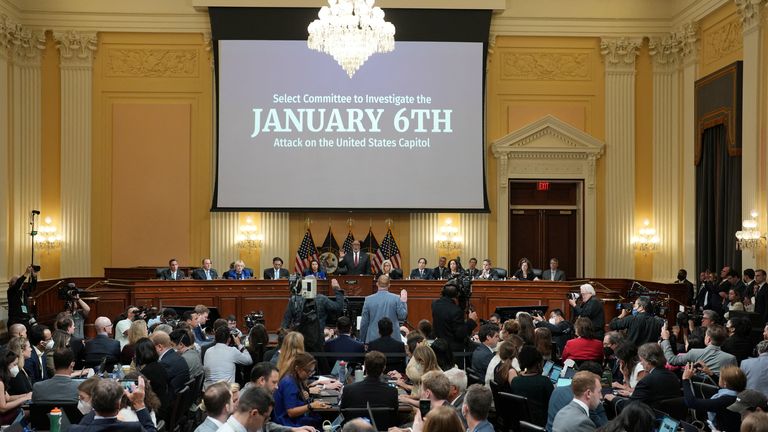 Komite Pemilihan DPR menyelidiki serangan 6 Januari yang dipimpin oleh Ketua Rep.  Bennie Thompson, D-Miss., bersumpah pada saksi selama dengar pendapat publik ketujuh House Select Committee untuk menyelidiki serangan 6 Januari di US Capitol, di Washington, DC, AS 12 Juli 2022. Doug Mills /Pool via REUTERS