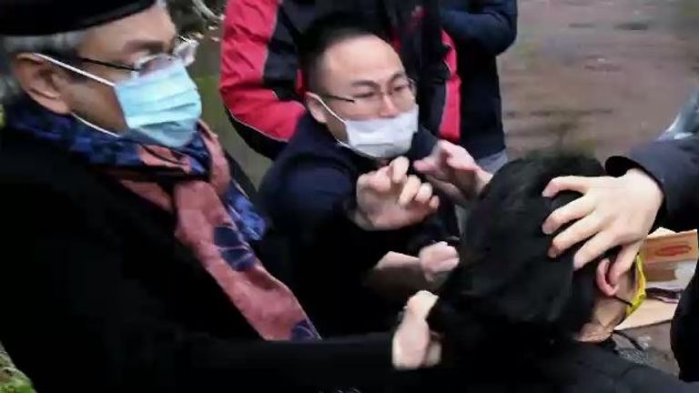 Chinese consul-general Zheng Xiyuan was seen pulling a protester&#39;s hair