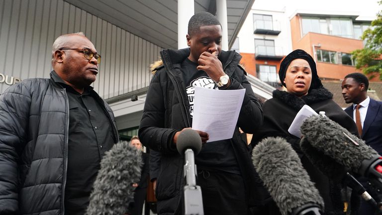 Chris Kaba&#39;s cousin Jefferson Bosela reads a statement outside Inner South London Coroner&#39;s Court, alongside Chris&#39;s parents Prosper Kaba (left) and Helen Lumuanganu after the inquest into his death. Picture date: Tuesday October 4, 2022.
