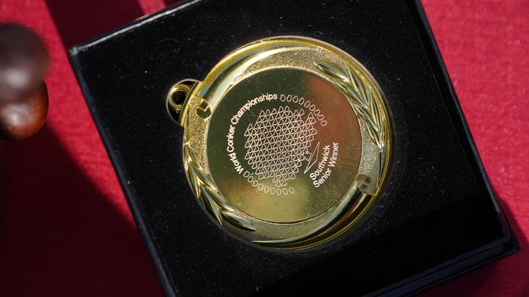 Uma das medalhas para o Campeonato Mundial de Conker anual no Shuckburgh Arms em Southwick, Peterborough.  Data da foto: domingo, 9 de outubro de 2022.