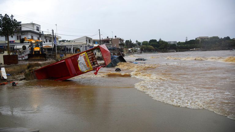 الواجهة البحرية في أجيا بيلاجيا بعد الفيضانات المفاجئة الصورة: AP