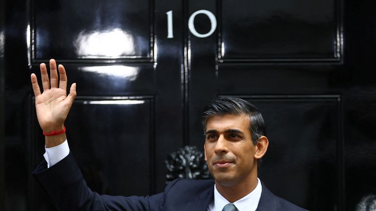 Britain&#39;s new Prime Minister Rishi Sunak waves outside Number 10 Downing Street, in London, Britain, October 25, 2022. REUTERS/Peter Nicholls
