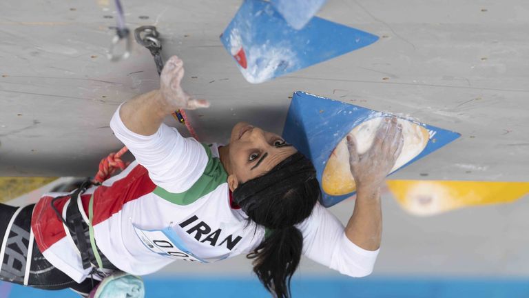 Atleta iraniana Elnaz Rekabi, que competiu sem o véu, é acolhida como  'heroína' em Teerã