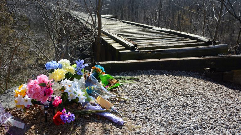 Des fleurs ont été laissées près du pont élevé de Monon après les tueries