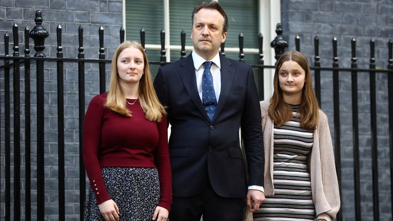 Liz Truss&#39;s husband Hugh O&#39;Leary and daughters Frances and Liberty stand outside Number 10 Downing Street, in London, Britain, October 25, 2022. REUTERS/Hannah McKay
